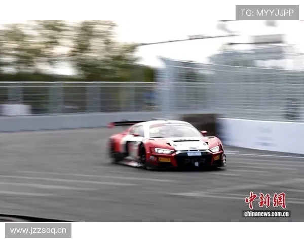 赛车明星激情飞驰赛道挑战极限速度，精彩瞬间尽显英雄本色